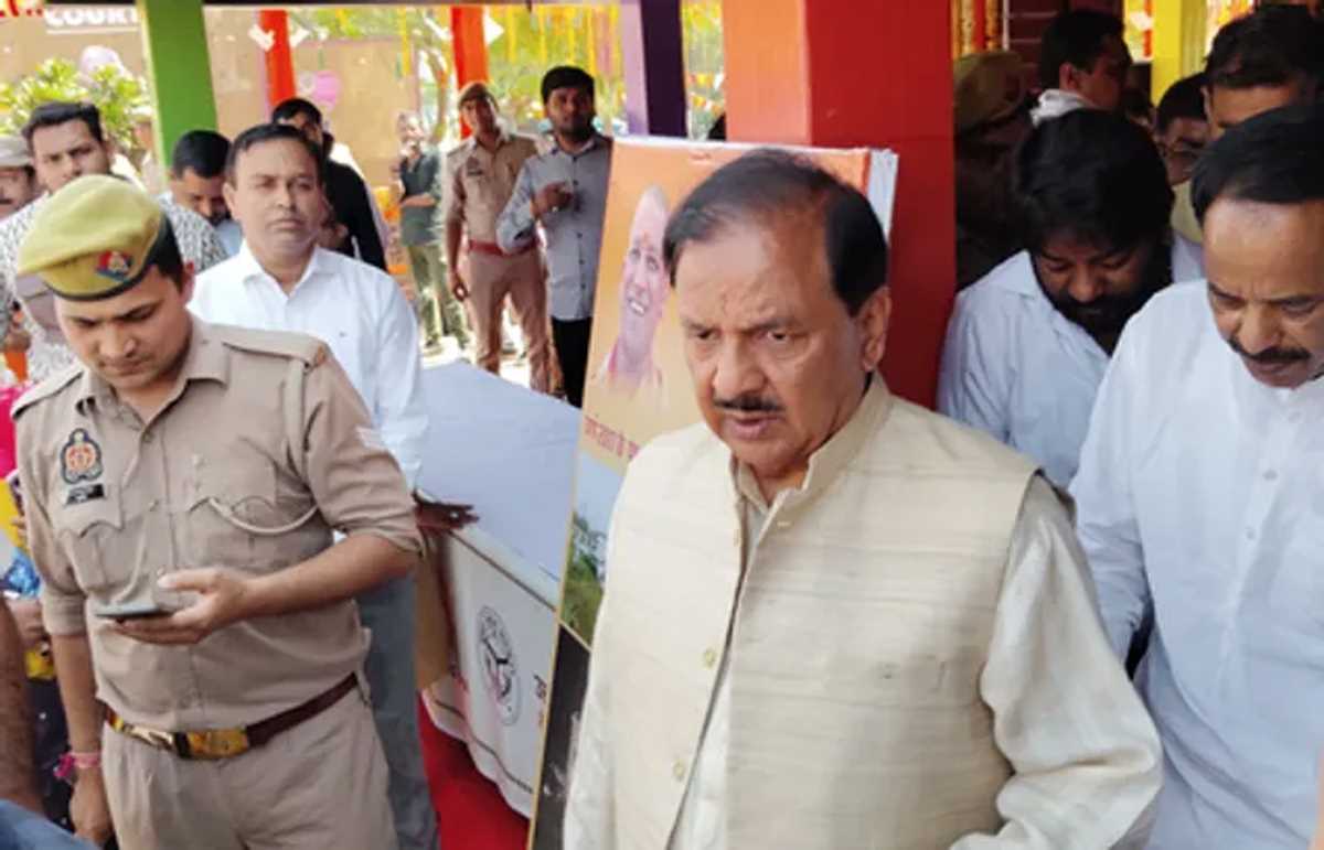 शिल्प हाट : ग्रेटर नोएडा के स्टॉल का प्रभारी मंत्री ने किया निरीक्षण